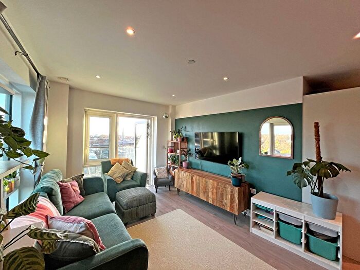 2 Bedroom Flat For Sale In Longfield Avenue, London, W5