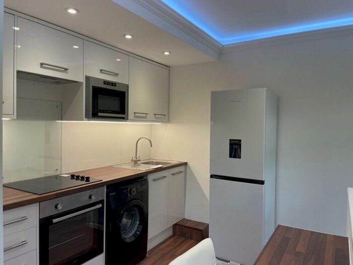 1 Bedroom Flat To Rent In Grimscar Avenue, Birkby, Huddersfield HD2