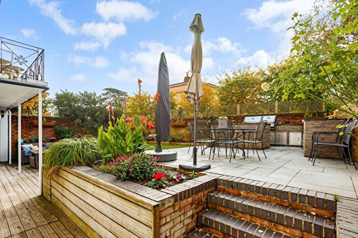 2 Bedroom Flat For Sale In Fairmile, Henley-On-Thames, RG9