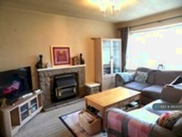 3 Bedroom Semi-Detached House To Rent In Littlefield Walk, Bradford, BD6