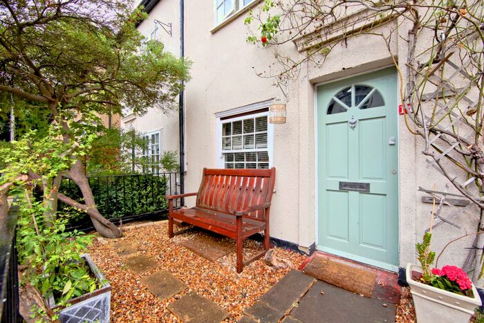 2 Bedroom Cottage To Rent In Palmerston Road, Carshalton, SM5