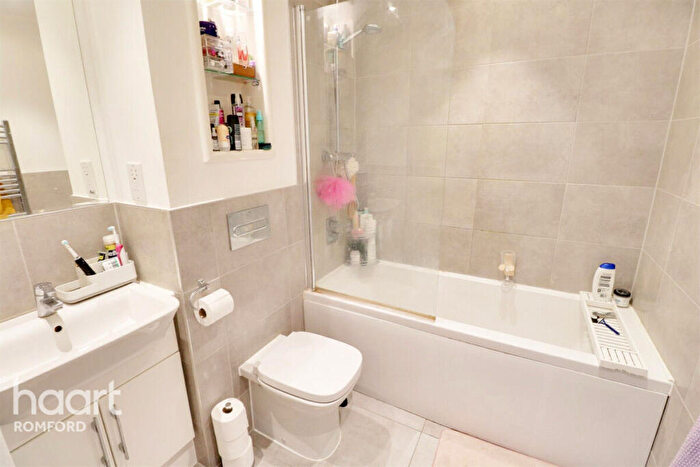 2 Bedroom Apartment To Rent In Cathedral Court - Romford -, RM7