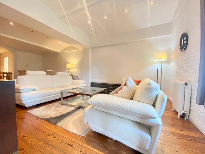 2 Bedroom Apartment To Rent In Middle Warehouse, Castle Quay, M15