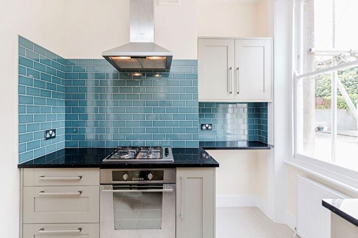 3 Bedroom Flat To Rent In Chatham Street, London, SE17