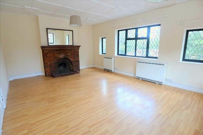 2 Bedroom Flat To Rent In Coulsdon Road, Old Coulsdon, Coulsdon, CR5