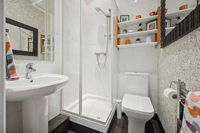 1 Bedroom Apartment For Sale In /, Laurel Place, Thornwood, G11