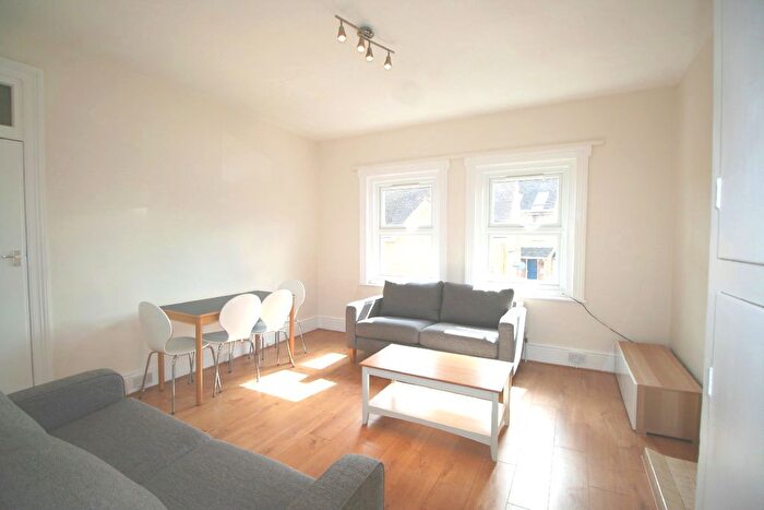 3 Bedroom Flat To Rent In Heathfield Square, Earlsfield, SW18
