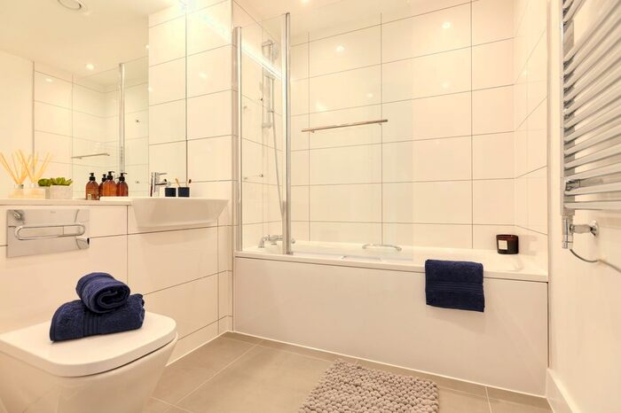 3 Bedroom Flat To Rent In Thomas Layton Way, Brentford, TW8