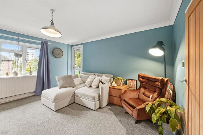 1 Bedroom Apartment For Sale In Ravens Way, London, SE12