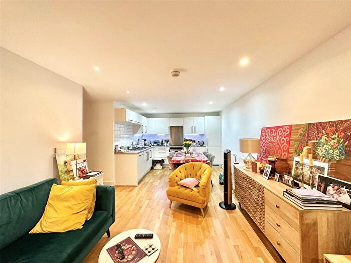 2 Bedroom Flat To Rent In Knightley Walk, Wandsworth, London, SW18