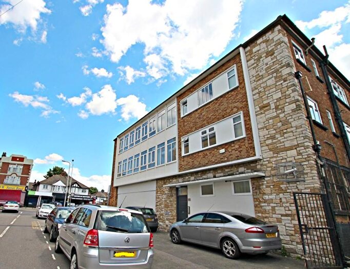 2 Bedroom Flat To Rent In Regarth Avenue, Romford, RM1