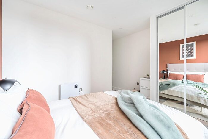 3 Bedroom Flat To Rent In Whitehall, Leeds, LS12