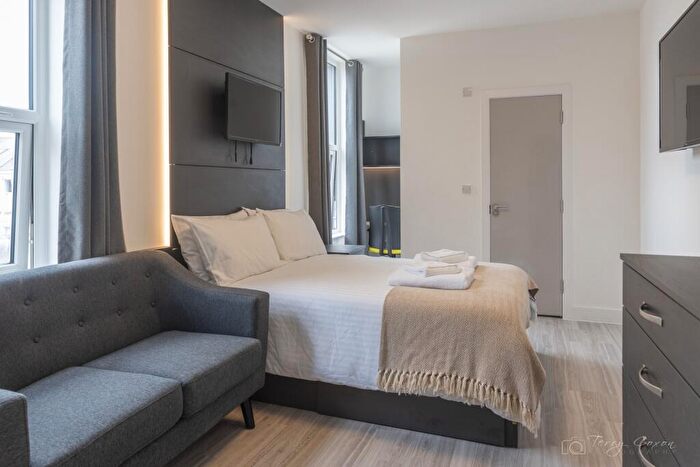 Studio To Rent In - Derrys Villa, Flat, PL4