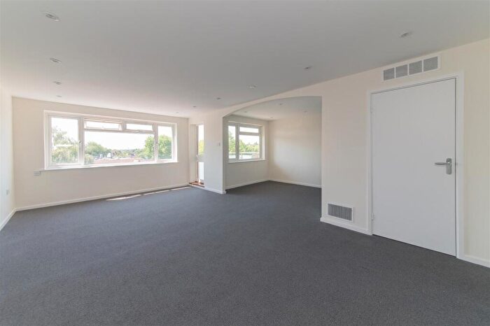 3 Bedroom Flat To Rent In Wickliffe Avenue, Finchley, N3