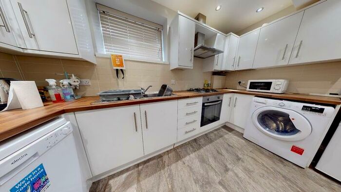 2 Bedroom End Of Terrace House To Rent In Meanwood Road, Meanwood, Leeds, LS7