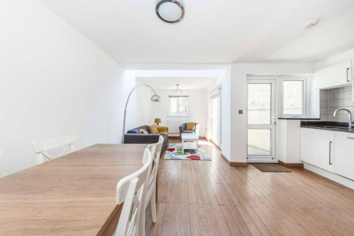 3 Bedroom Flat To Rent In Derinton Road, London, SW17