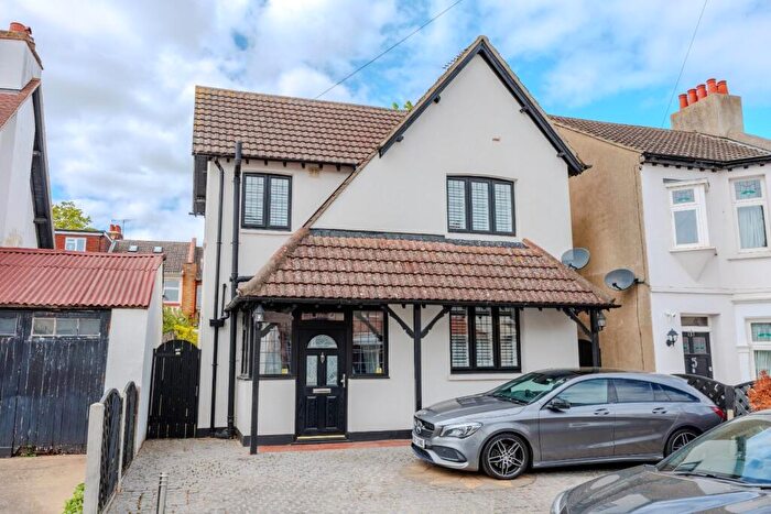 3 Bedroom Detached House For Sale In Silverdale Avenue, Westcliff-On-Sea, SS0