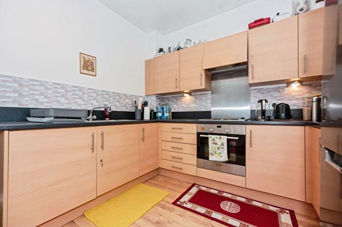 2 Bedroom Flat For Sale In Clovelly Place, Greenhithe, Kent, DA9