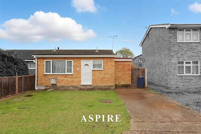 3 Bedroom Semi-Detached Bungalow For Sale In Kent Avenue, Canvey Island, SS8