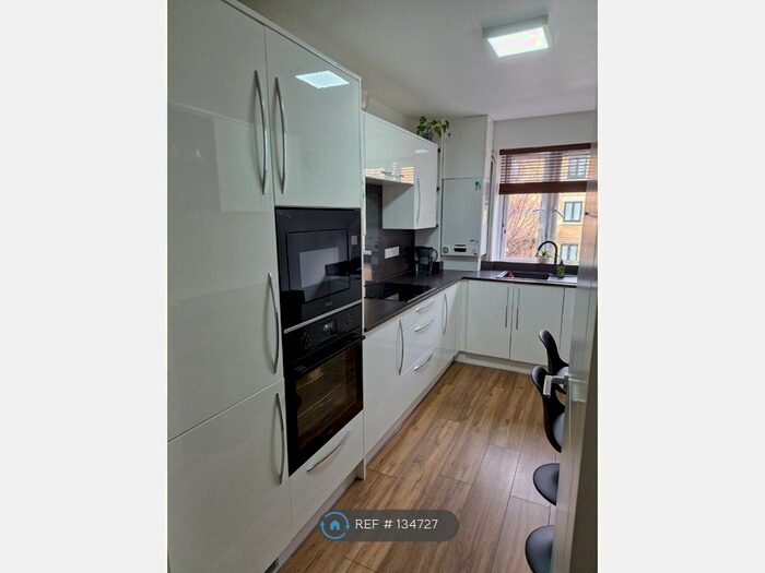 2 Bedroom Flat To Rent In Holywell Close, London, SE16
