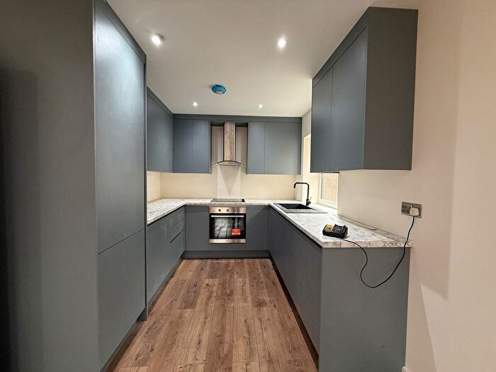 3 Bedroom Flat To Rent In Station Road, London, N11