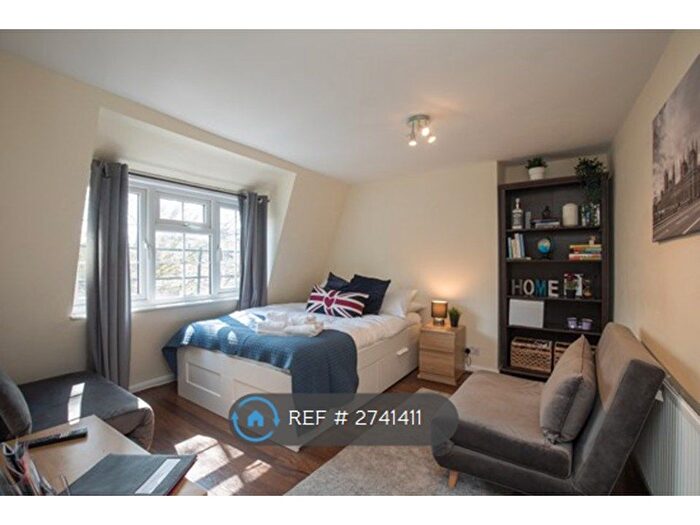 2 Bedroom Flat To Rent In Clapham Road, London, SW9