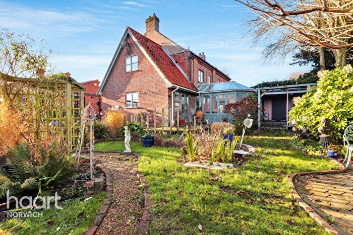 3 Bedroom Semi Detached House For Sale In Bowthorpe Hall Road, Norwich, NR5