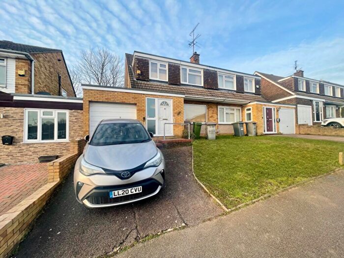 3 Bedroom House To Rent In Butely Road, Luton, LU4