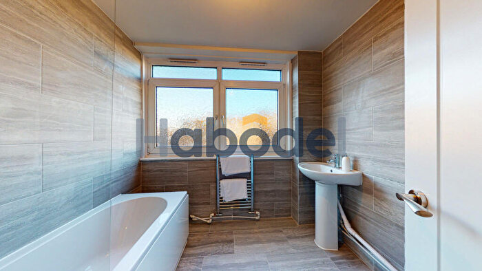 3 Bedroom Flat To Rent In Globetown, London, E2