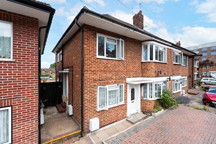 2 Bedroom Maisonette For Sale In Falcourt Close, Sutton, SM1