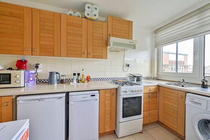 2 Bedroom Flat To Rent In Carlton Drive, Putney, London, SW15