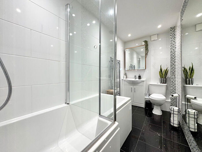 2 Bedroom Flat For Sale In Grymsdyke Road, Wigginton, HP23