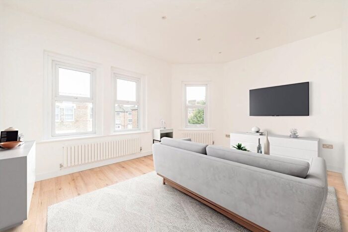 2 Bedroom Flat To Rent In Boscombe Road, Shepherds Bush, W12