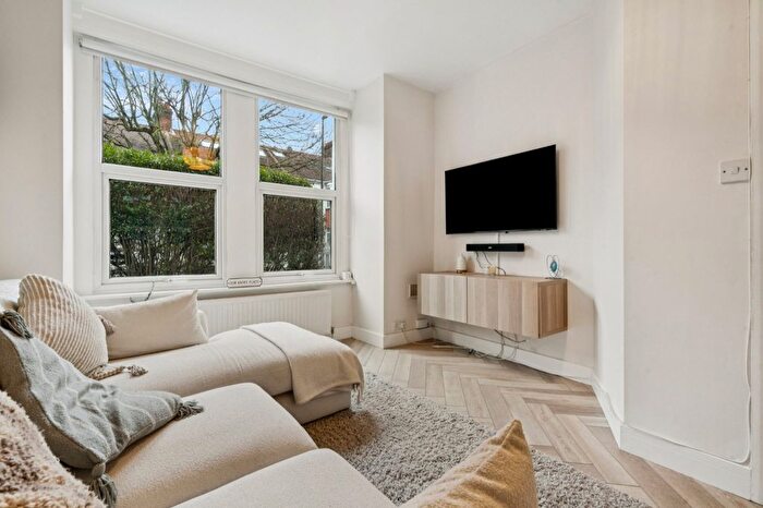 2 Bedroom Maisonette For Sale In Southfield Road, Acton Green, W4