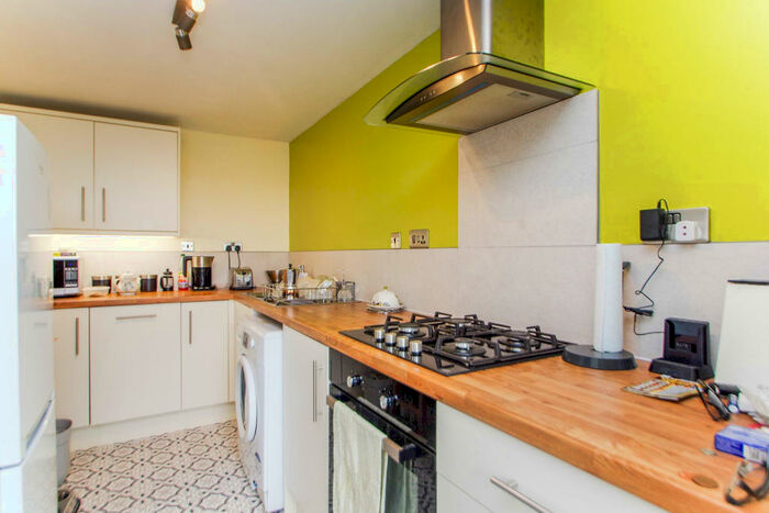 2 Bedroom Flat To Rent In Pine View, Nottingham, NG7