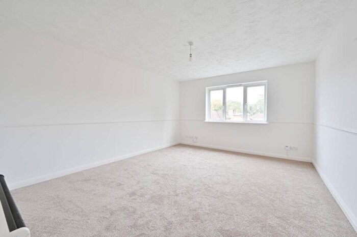 2 Bedroom Flat For Sale In Kingfisher Drive, Hemel Hempstead, HP3