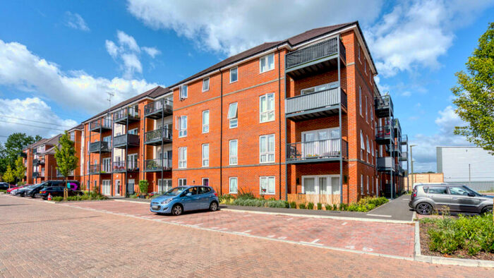 2 Bedroom Flat For Sale In Highwayman Grove, Chertsey, KT16