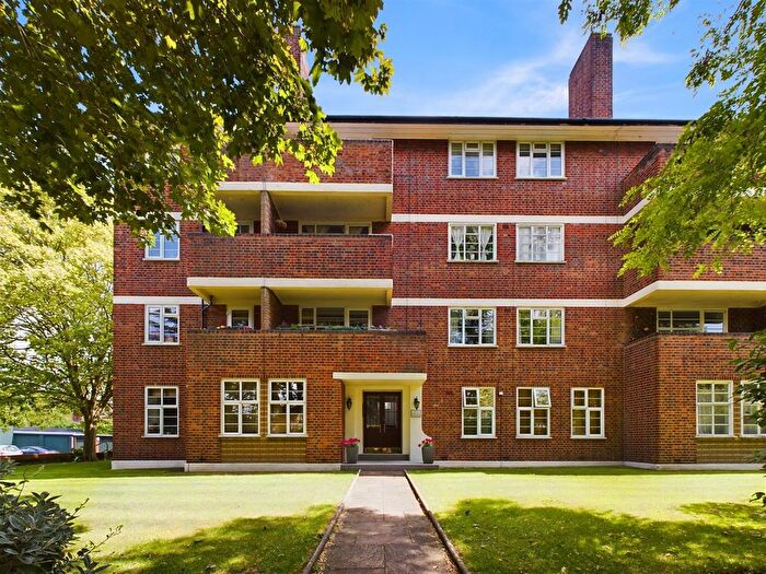 1 Bedroom Flat To Rent In Sheen Court, Richmond, TW10