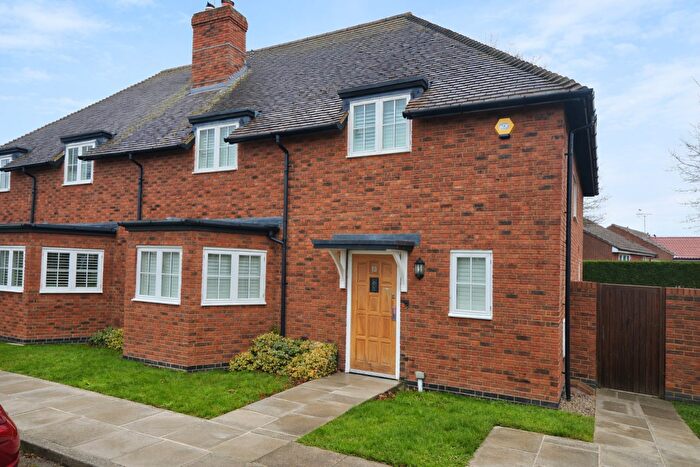 3 Bedroom Semi-Detached House For Sale In Digswell Rise, Welwyn Garden City, AL8