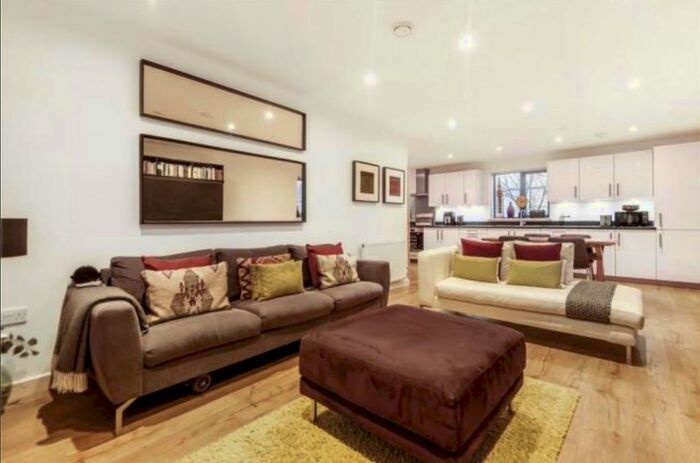 2 Bedroom Flat To Rent In Charter Court, Pinner, Greater London, HA5