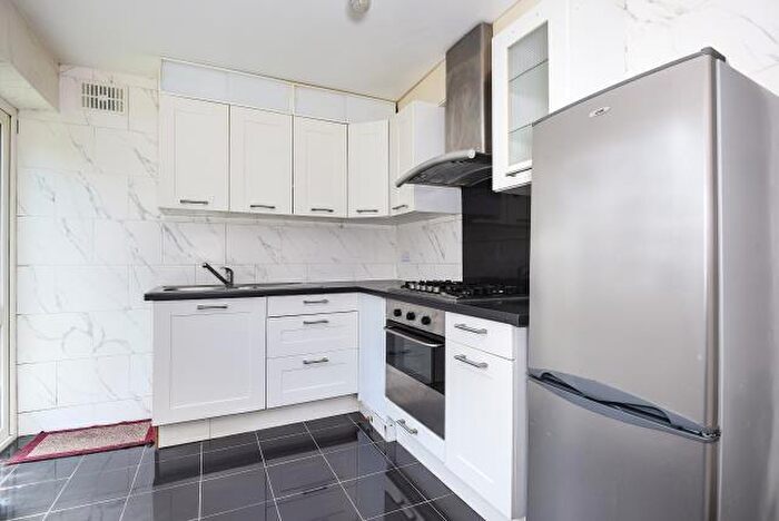2 Bedroom Flat To Rent In Sylvia Avenue, Pinner, HA5