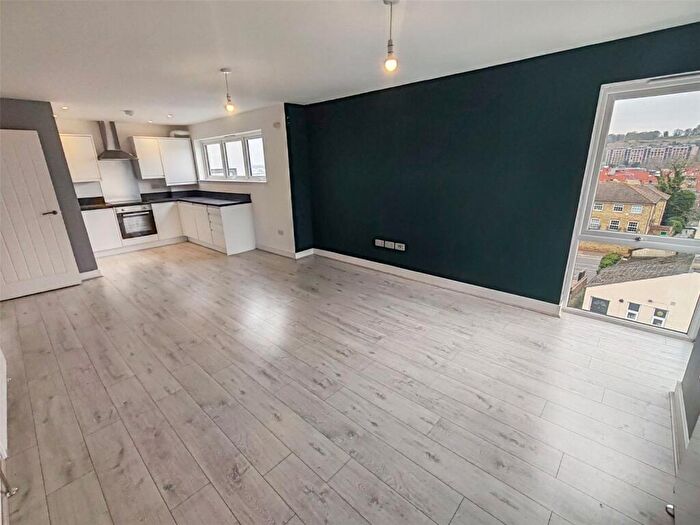 1 Bedroom Flat For Sale In Old Road, Chatham, Kent, ME4