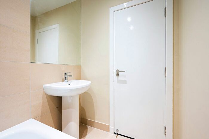 2 Bedroom Flat To Rent In Albert Street, Dundee, DD4