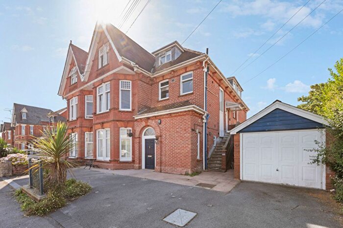 2 Bedroom Flat For Sale In Balmoral Road, Poole, BH14