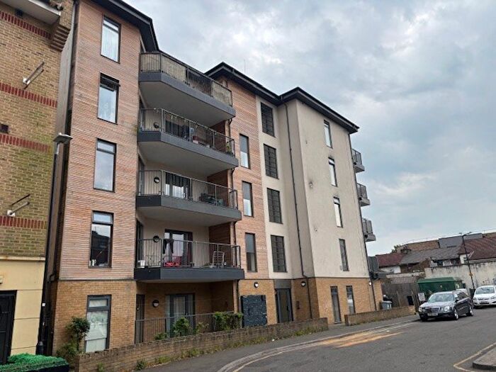 2 Bedroom Flat For Sale In Bishops Road, Slough, SL1