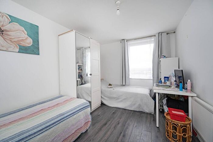 2 Bedroom Flat For Sale In Commercial Street, Limehouse, London, E1