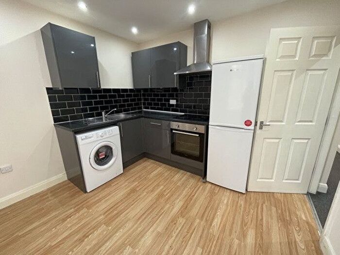 2 Bedroom Flat To Rent In Roundhay Road, Leeds, West Yorkshire, LS8
