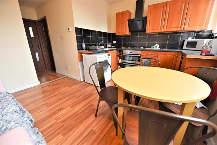 3 Bedroom Flat To Rent In Ebberston Terrace, LS6