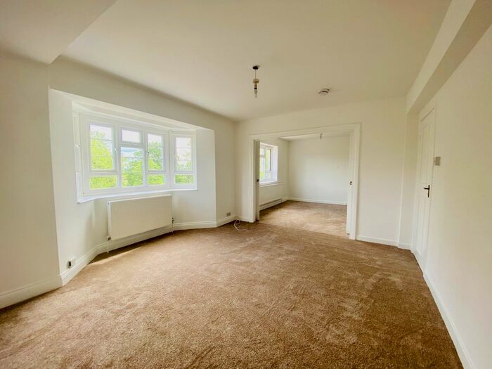 2 Bedroom Flat To Rent In The Drive, London, N11