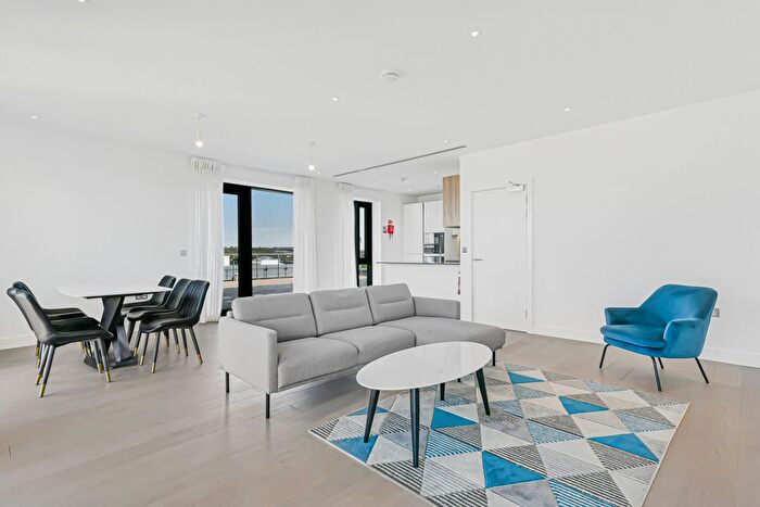 4 Bedroom Flat To Rent In Fairbank House, Beaufort Square, NW9